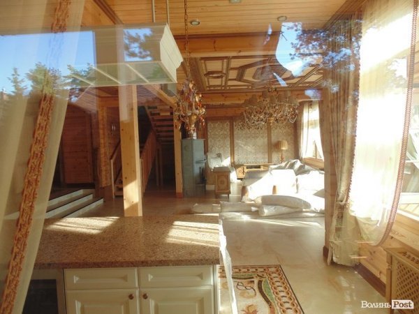 На розкіш всередині дивилися тільки через скло, бо всі будинки зачинені