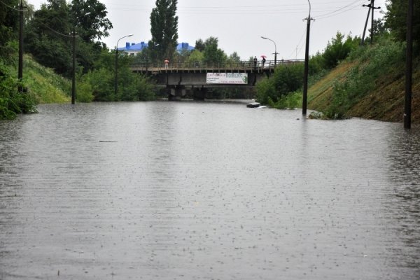 У Луцьку люди кидають свої автівки посеред дороги. ФОТО