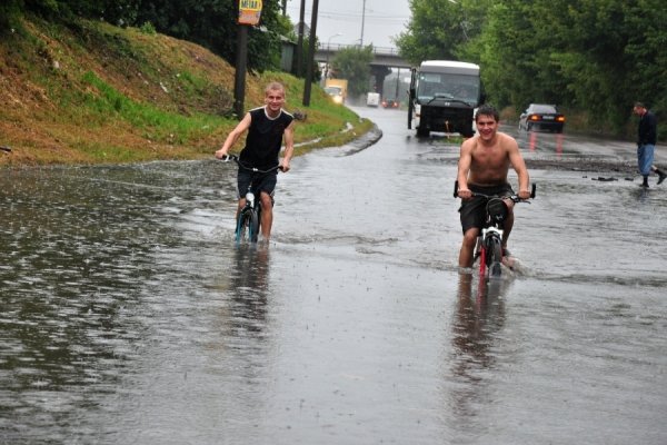 У Луцьку люди кидають свої автівки посеред дороги. ФОТО