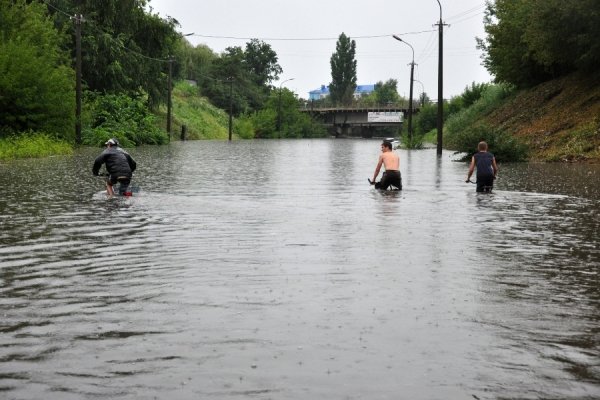 У Луцьку люди кидають свої автівки посеред дороги. ФОТО