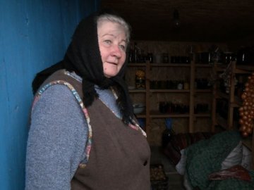 Як 71-річна пенсіонерка з Білорусі живе та господарює у батьківській хаті на Волині. ВІДЕО