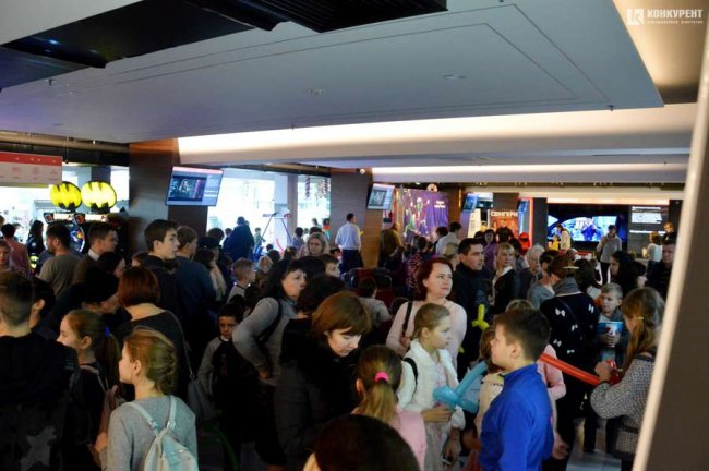 У Луцьку меценат організував  для майже півтисячі дітей новорічне свято. ФОТО