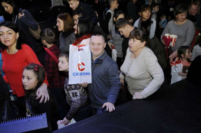 У Луцьку меценат організував  для майже півтисячі дітей новорічне свято. ФОТО