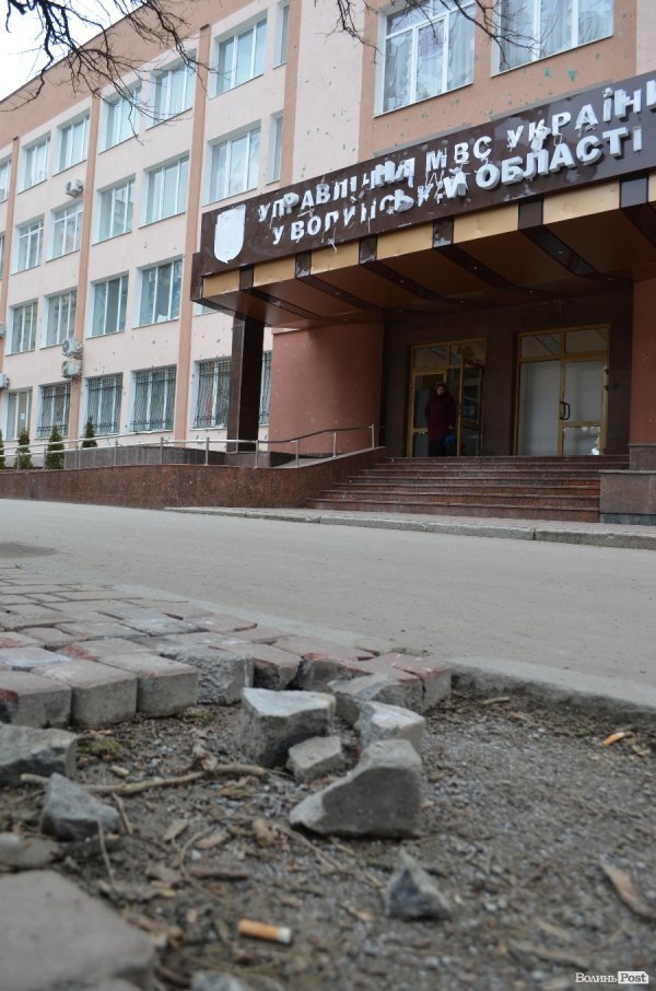 Луцький Автомайдан відновить бруківку біля міліції. ФОТО