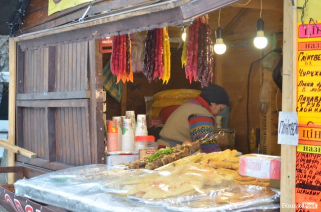 Від і до: що і за скільки пропонують купити на різдвяному ярмарку в центрі Луцька. ФОТО