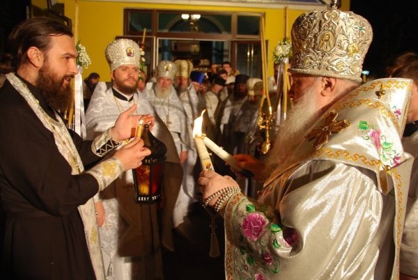 У Луцьк привезли Благодатний вогонь. ФОТО