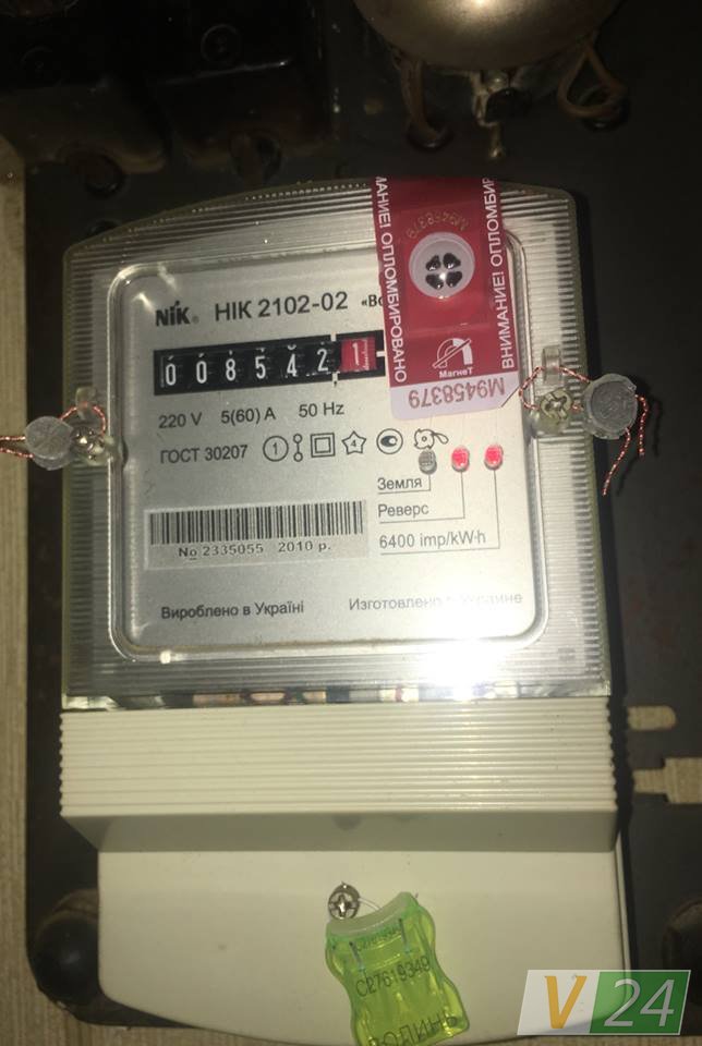 У Луцьку 82-річна жінка півроку живе без електрики. ФОТО