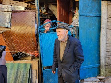 Кози на дахах гаражів, щурі та нереальний сморід: лучанка скаржиться на сусіда