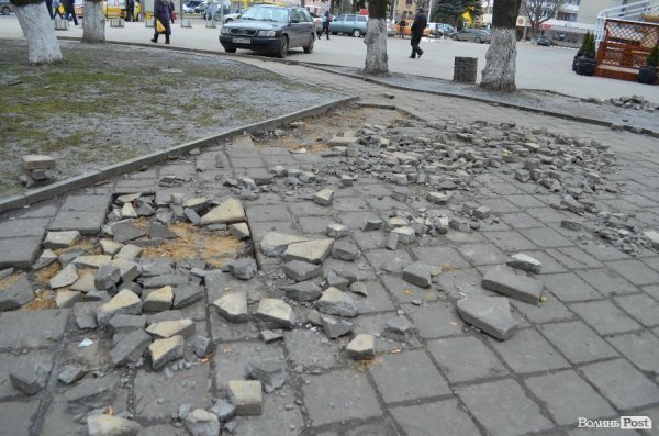 Луцький Автомайдан відновить бруківку біля міліції. ФОТО