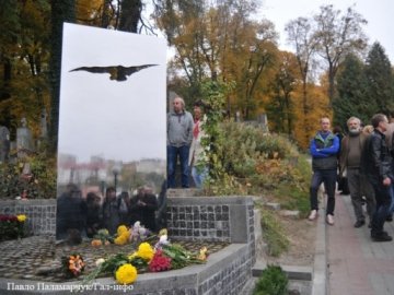 У Львові встановили пам’ятник Кузі з «Гадюкіних». ФОТО