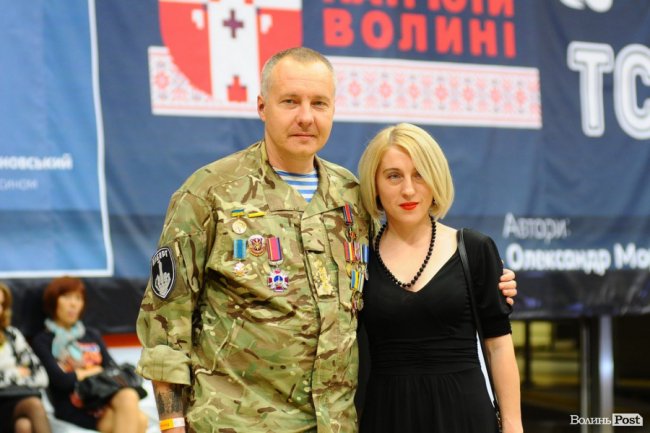 Атовець Вадим Ваврищук та волонтер Тетяна Должко