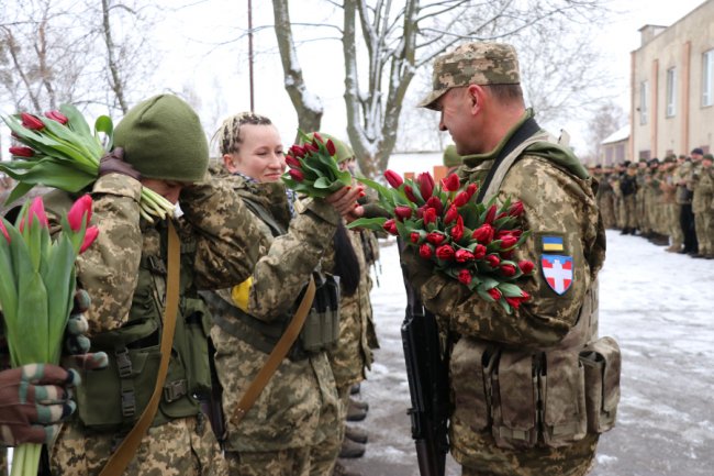 Тюльпани для захисниць: військові тероборони Луцька привітали жінок зі святом. ФОТО