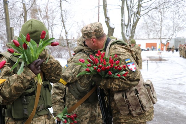 Тюльпани для захисниць: військові тероборони Луцька привітали жінок зі святом. ФОТО