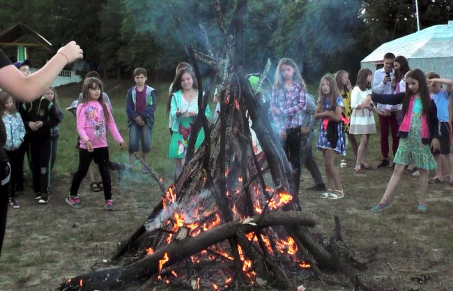Хороводи і стрибки через багаття: як у волинському таборі святкували Івана Купала