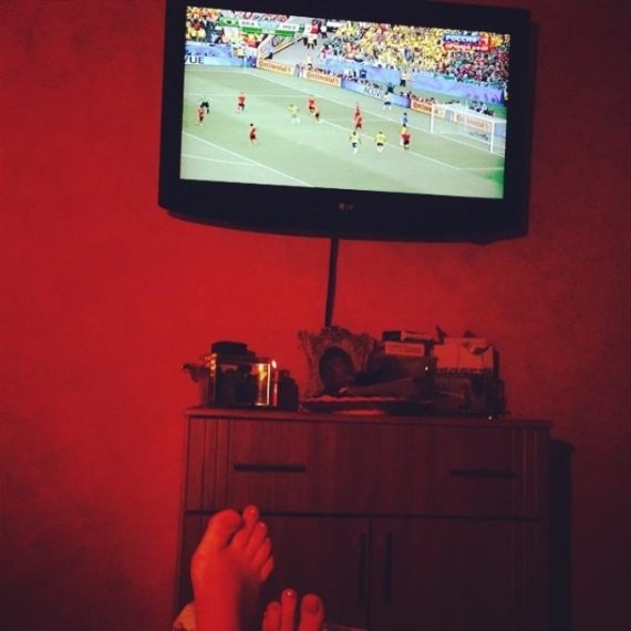 Новий флешмоб у мережі: жіночі ніжки на фоні ЧС із футболу. ФОТО