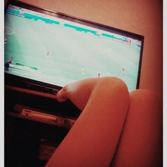 Новий флешмоб у мережі: жіночі ніжки на фоні ЧС із футболу. ФОТО