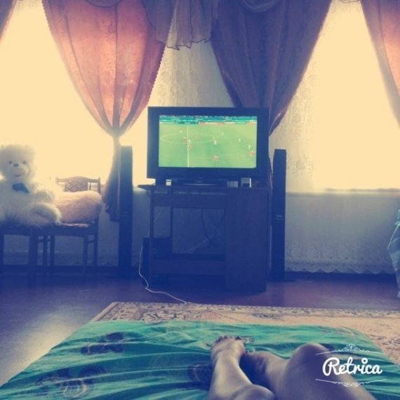 Новий флешмоб у мережі: жіночі ніжки на фоні ЧС із футболу. ФОТО