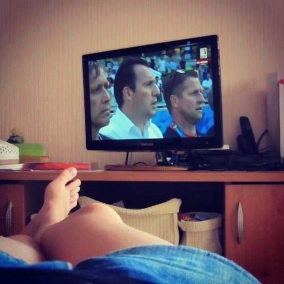 Новий флешмоб у мережі: жіночі ніжки на фоні ЧС із футболу. ФОТО