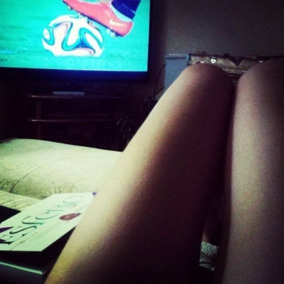 Новий флешмоб у мережі: жіночі ніжки на фоні ЧС із футболу. ФОТО