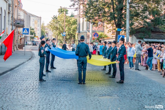 Над Луцьком урочисто підняли синьо-жовтий прапор. ФОТО