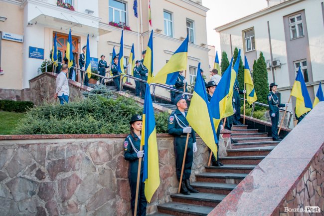 Над Луцьком урочисто підняли синьо-жовтий прапор. ФОТО