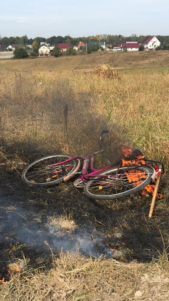 Власниця палила зілля: у селі під Луцьком загорівся велосипед. ФОТО