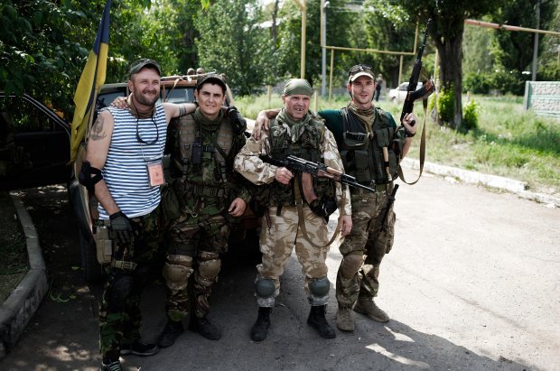 Проект «AFTERILOVAISK»: воєнний фотограф розповідає про долі людей після «зеленого коридору»
