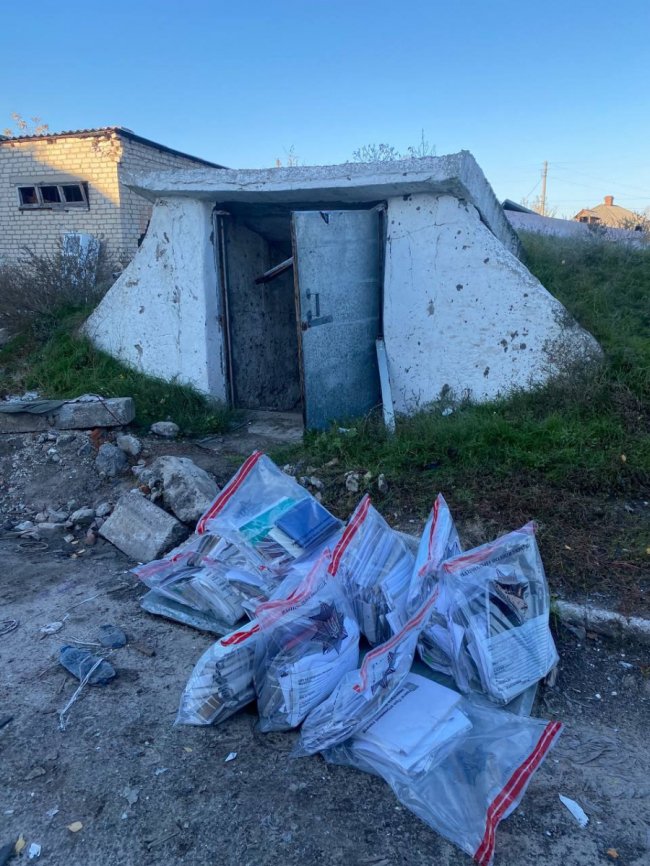 В Ізюмі виявили 13 мішків секретних документів російських окупантів. ФОТО