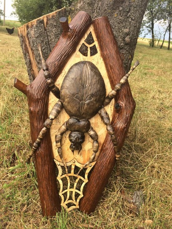 (Не) жіноче ремесло: як дівчина з Волині займається різьбленням по дереву