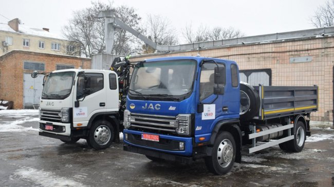 Луцькі комунальники отримали від USAID дві вантажівки, теплообмінники і насоси. ФОТО