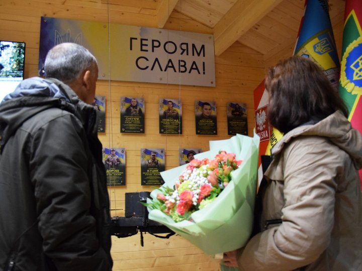 Батькам загиблого прикордонника з Волині вручили його погони «старшого сержанта». ФОТО