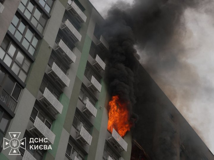 Дрони атакували Київ: пожежа - на території навчального закладу і у багатоповерхівці