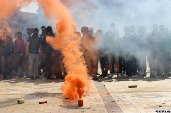 Ультрас домоглися бути на стадіоні під час Кубка. ФОТО. ВІДЕО
