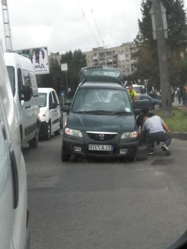 У Луцьку на проїжджій частині – небезпечна яма. ФОТО