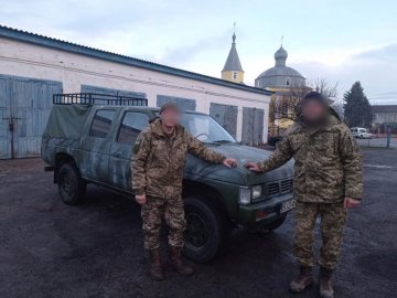 На Волині працівники селищної ради купили авто для військових. ФОТО