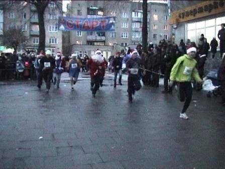 У Ковелі бігав натовп Дідів Морозів і Снігуроньок