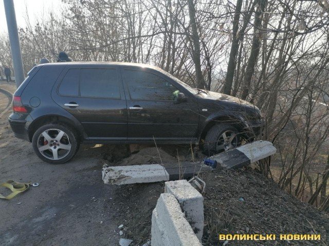 У Луцьку на мосту автівка злетіла з дороги та повисла над урвищем. ФОТО