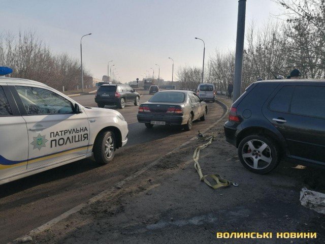 У Луцьку на мосту автівка злетіла з дороги та повисла над урвищем. ФОТО