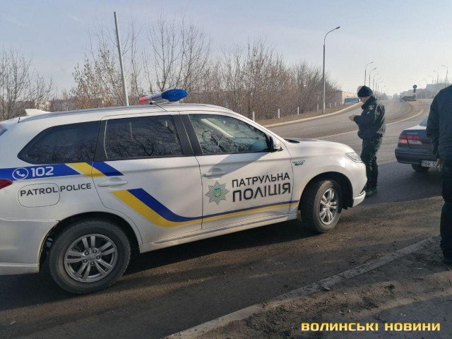 У Луцьку на мосту автівка злетіла з дороги та повисла над урвищем. ФОТО