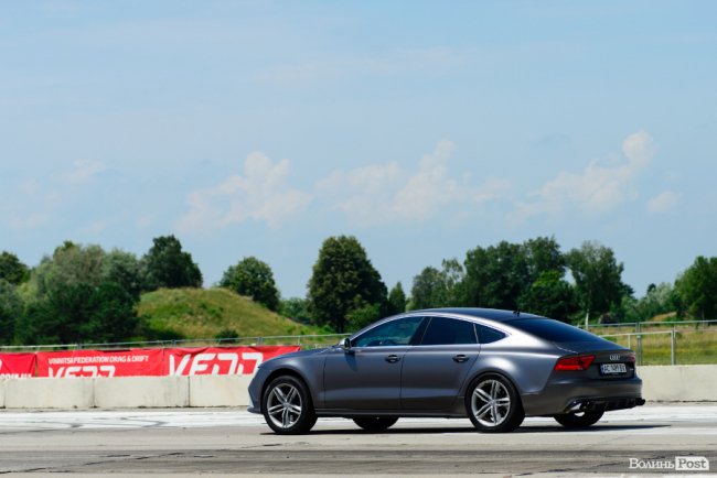 У Луцьку стартували видовищні змагання дрег-рейсерів. ФОТО