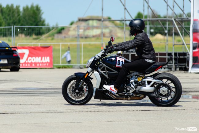 У Луцьку стартували видовищні змагання дрег-рейсерів. ФОТО