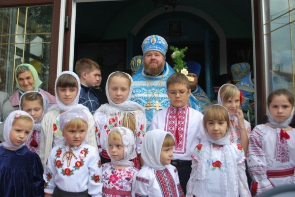 Волинські священики подарували вишиванки дітям, батьки яких воюють на сході. ФОТО