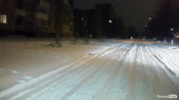 Вул. Федорова: погано розчищена проїжджа частина та не розчищені двори