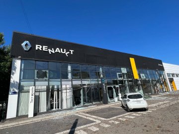 Обстріл Миколаєва: російські ракети поцілили в автосалон