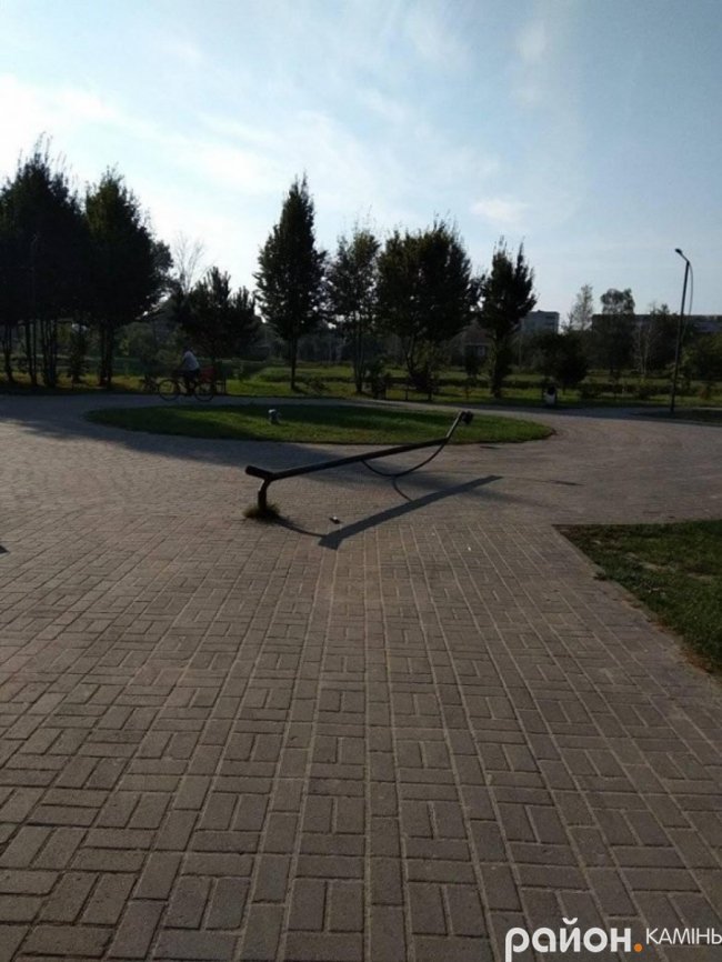 У місті на Волині в парку невідомі поламали ліхтарі