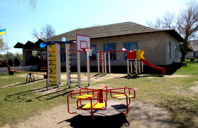 У селах трьох районів на Волині відкрили 66 дитмайданчиків