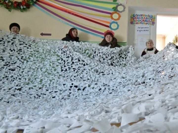 Волонтери у бібліотеці на Волині сплели понад 500 маскувальних сіток для ЗСУ