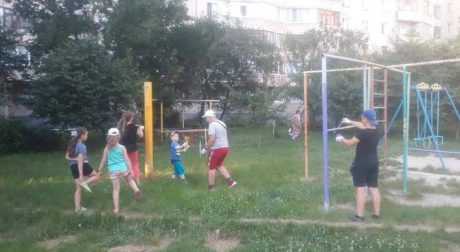 У Луцьку «круті матусі й татусі» самі облагородили дитмайданчик у дворі. ФОТО