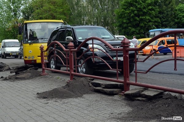 У центрі Луцька кладуть нову дорогу. ФОТО