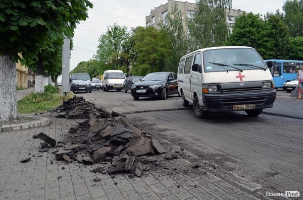 У центрі Луцька кладуть нову дорогу. ФОТО